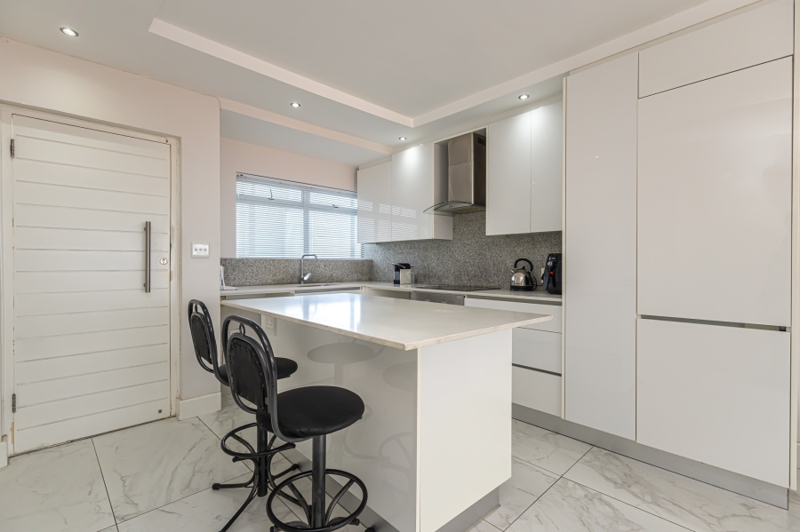 To Let 1 Bedroom Property for Rent in Sea Point Western Cape